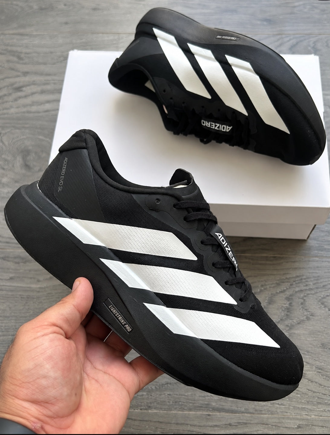 Tenis deportivos de suela curva negro para hombre