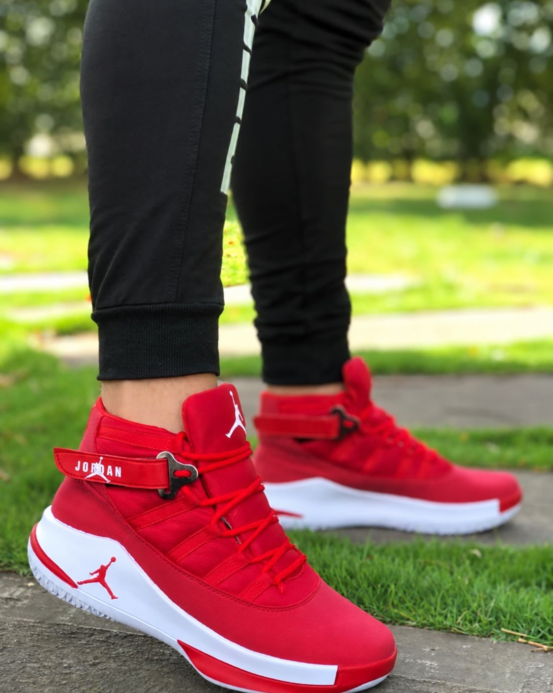 Tenis de caña alta con correa rojo para hombre