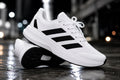 Tenis urbanos de contraste blanco negro para hombre